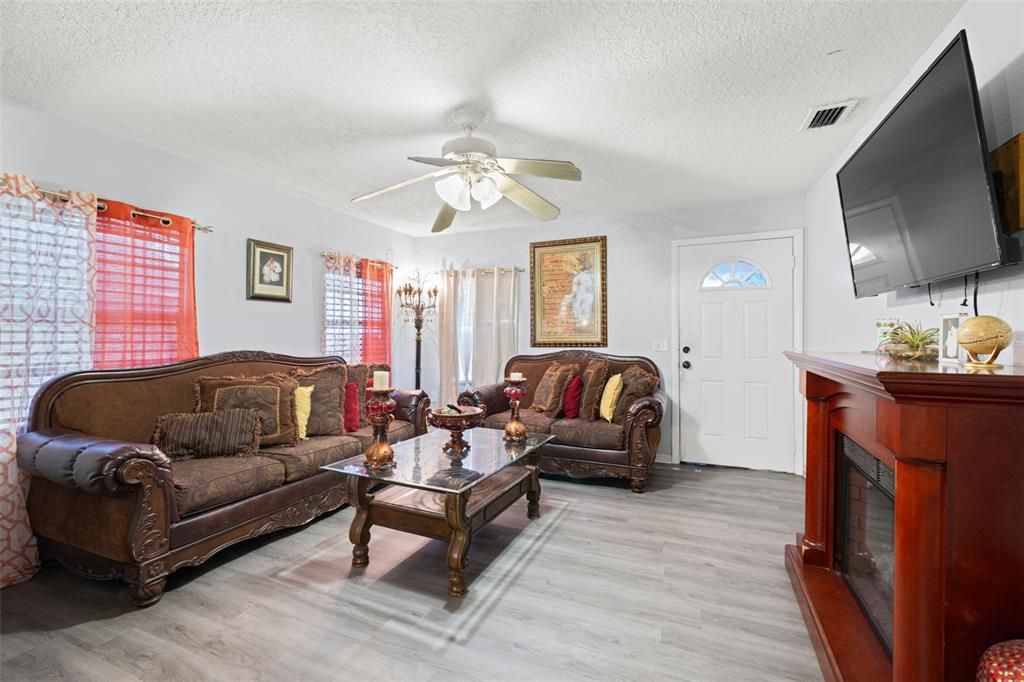 For Sale: $295,000 (2 beds, 2 baths, 910 Square Feet)