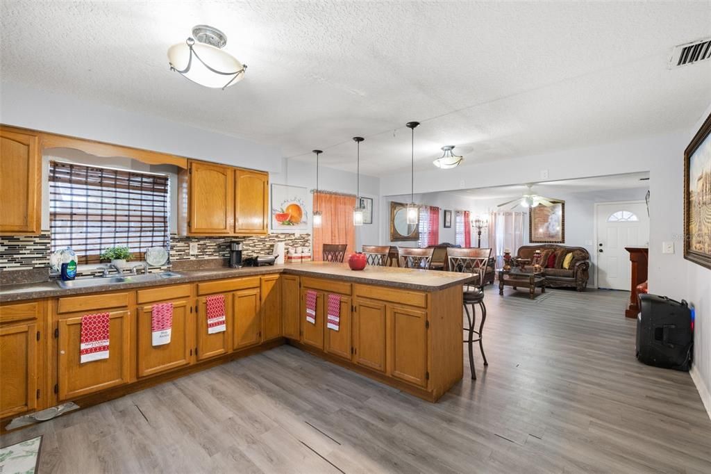 For Sale: $295,000 (2 beds, 2 baths, 910 Square Feet)