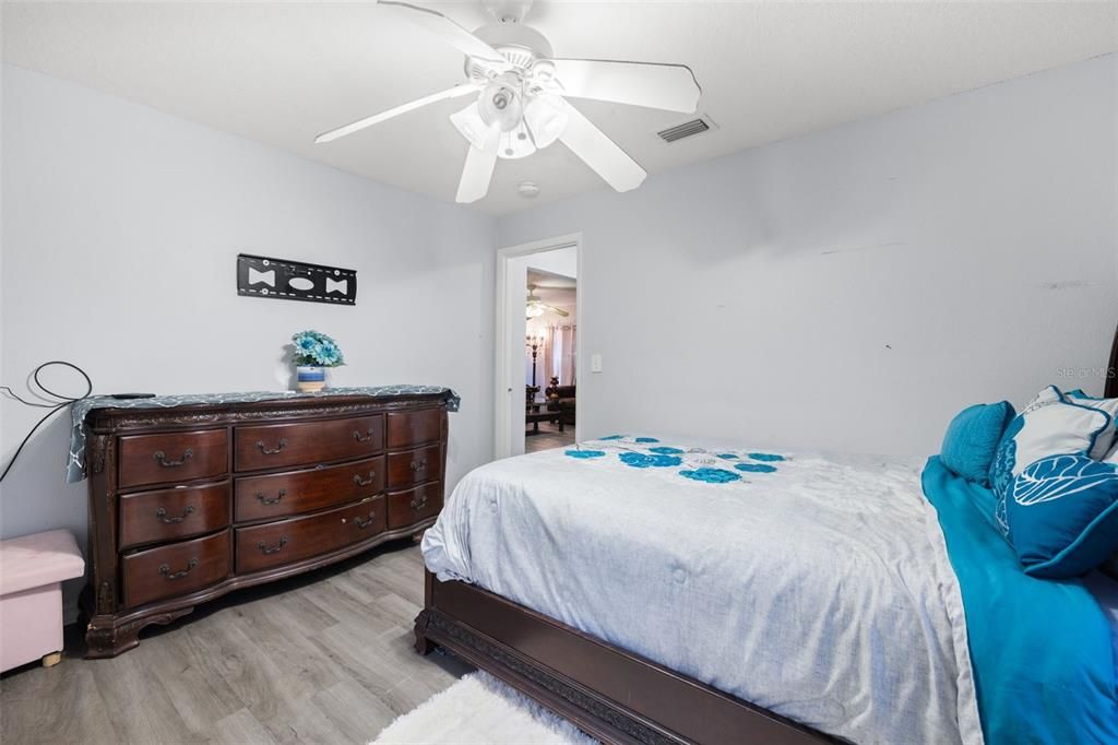 For Sale: $295,000 (2 beds, 2 baths, 910 Square Feet)