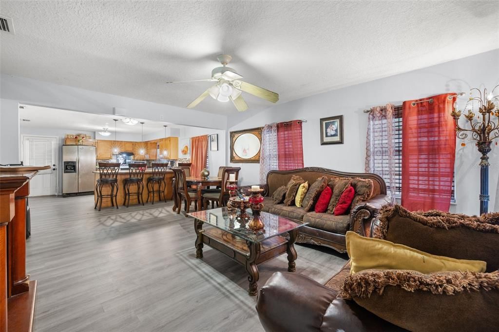 For Sale: $295,000 (2 beds, 2 baths, 910 Square Feet)