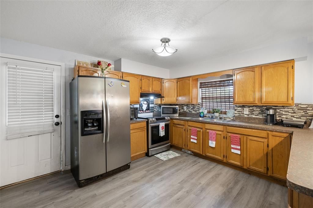 For Sale: $295,000 (2 beds, 2 baths, 910 Square Feet)