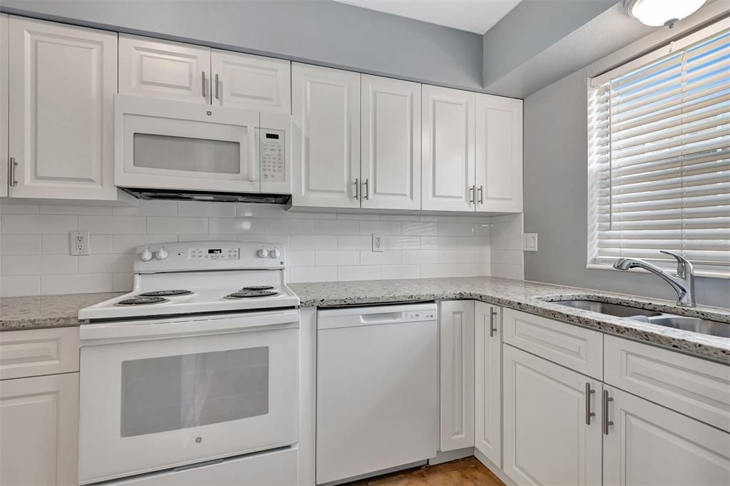 待售: $149,900 (2 贝兹, 1 浴室, 1122 平方英尺)