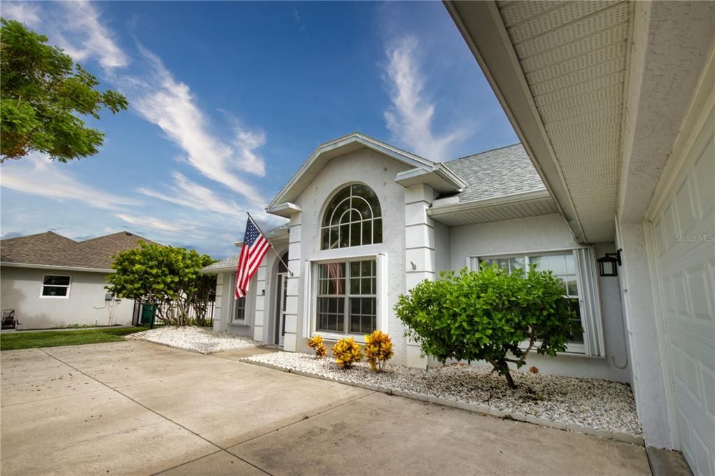 For Rent: $2,700 (3 beds, 2 baths, 2056 Square Feet)