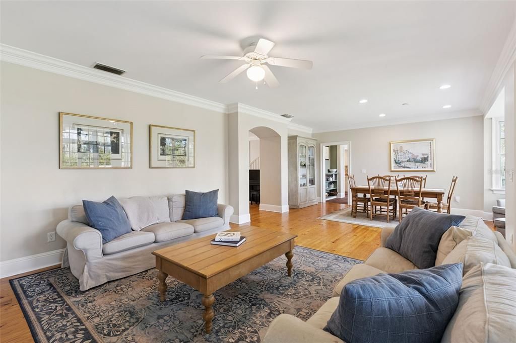 Activo con contrato: $825,000 (5 camas, 3 baños, 3051 Pies cuadrados)