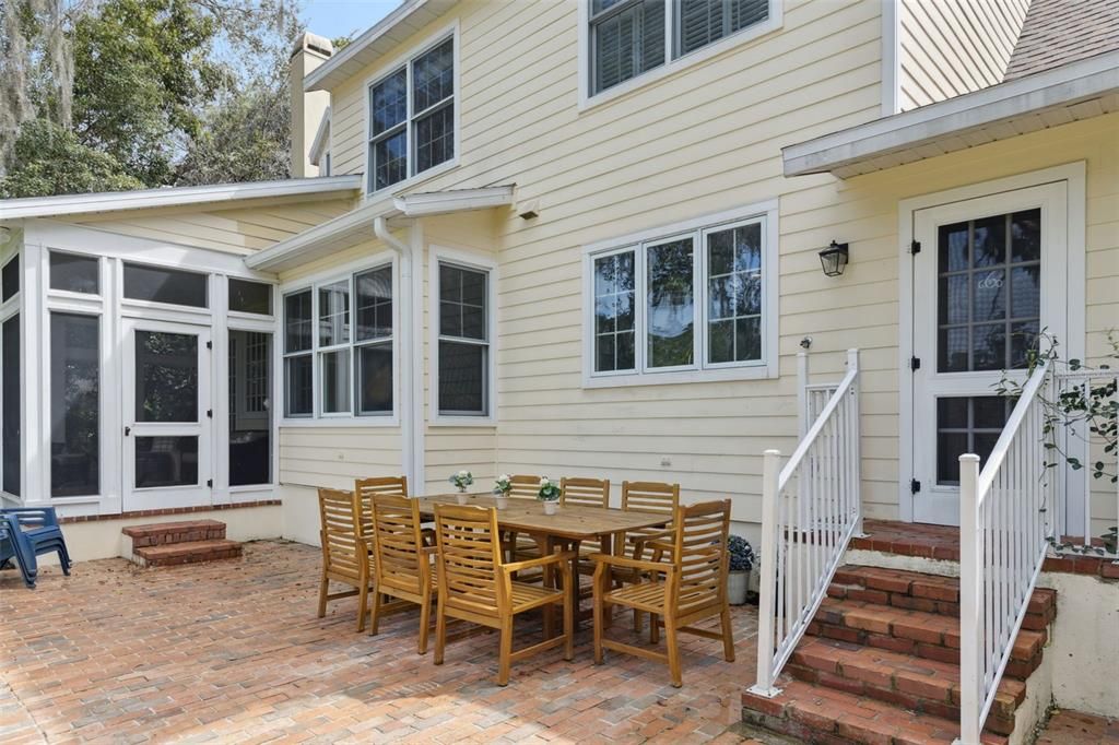 Activo con contrato: $825,000 (5 camas, 3 baños, 3051 Pies cuadrados)