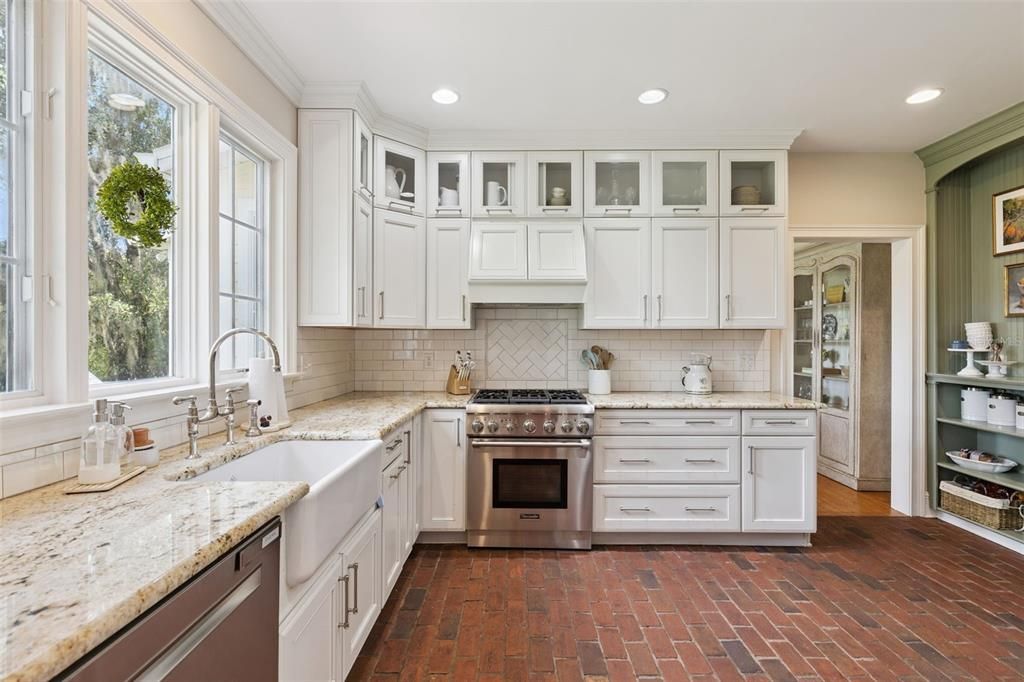 Activo con contrato: $825,000 (5 camas, 3 baños, 3051 Pies cuadrados)