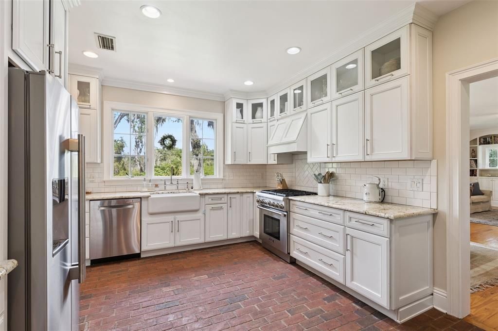 Activo con contrato: $825,000 (5 camas, 3 baños, 3051 Pies cuadrados)