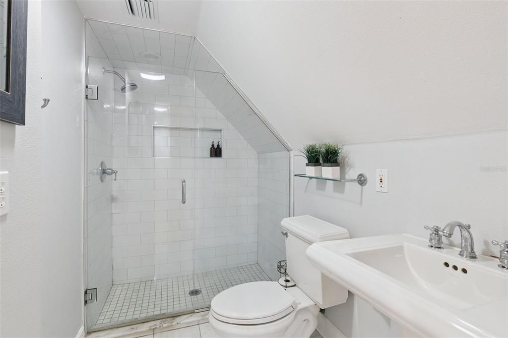 Activo con contrato: $825,000 (5 camas, 3 baños, 3051 Pies cuadrados)