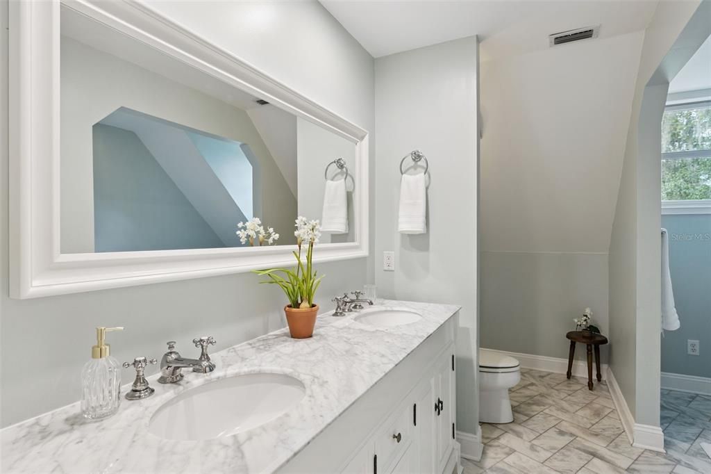 Activo con contrato: $825,000 (5 camas, 3 baños, 3051 Pies cuadrados)