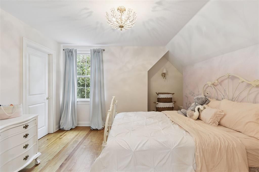 Activo con contrato: $825,000 (5 camas, 3 baños, 3051 Pies cuadrados)