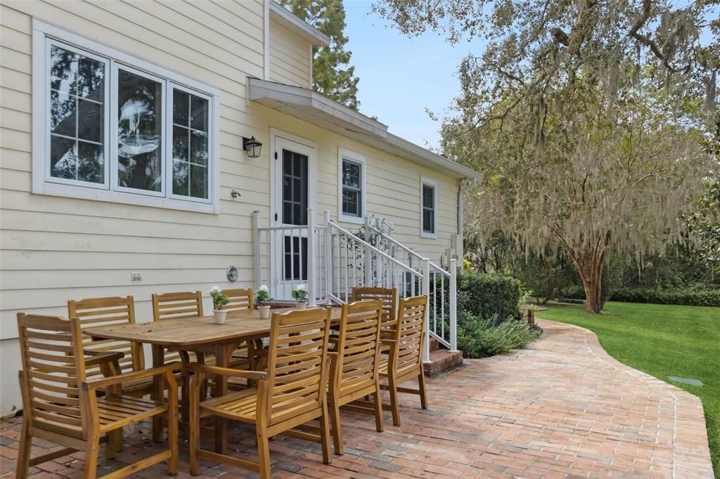 Activo con contrato: $825,000 (5 camas, 3 baños, 3051 Pies cuadrados)