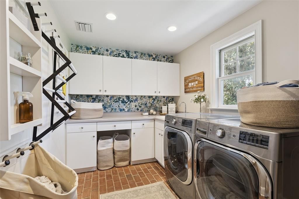 Activo con contrato: $825,000 (5 camas, 3 baños, 3051 Pies cuadrados)