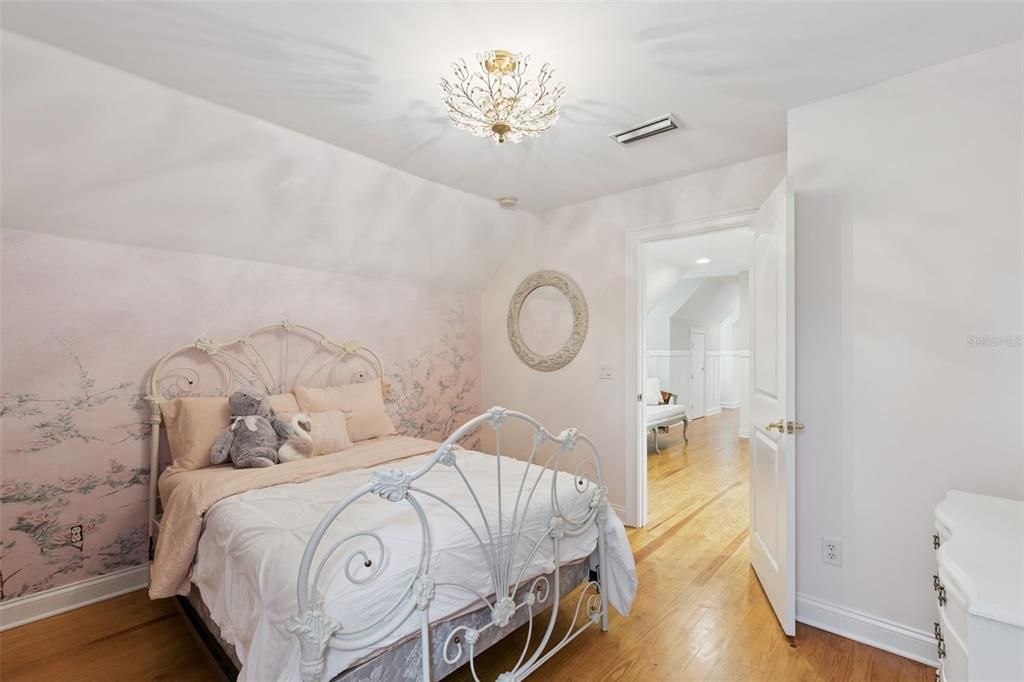 Activo con contrato: $825,000 (5 camas, 3 baños, 3051 Pies cuadrados)