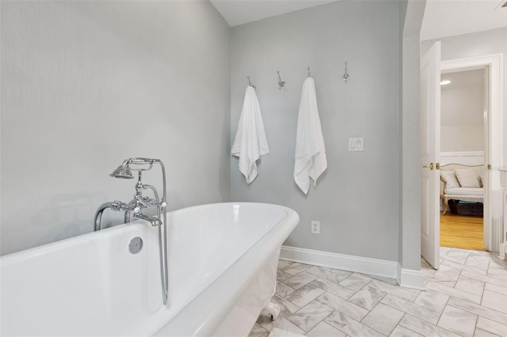 Activo con contrato: $825,000 (5 camas, 3 baños, 3051 Pies cuadrados)