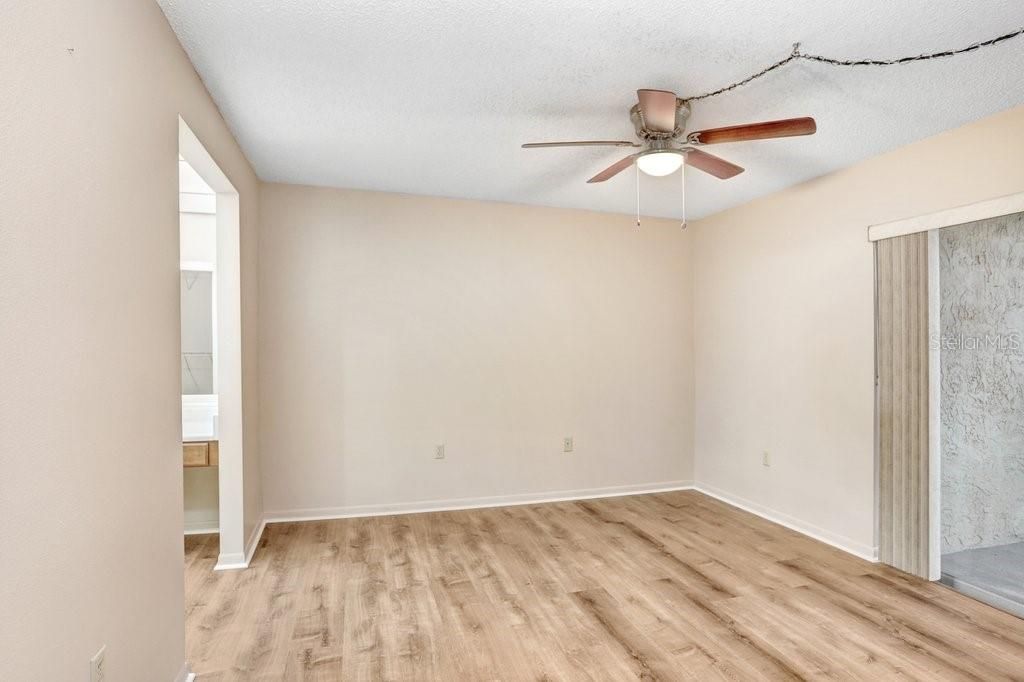 Activo con contrato: $99,000 (1 camas, 1 baños, 928 Pies cuadrados)