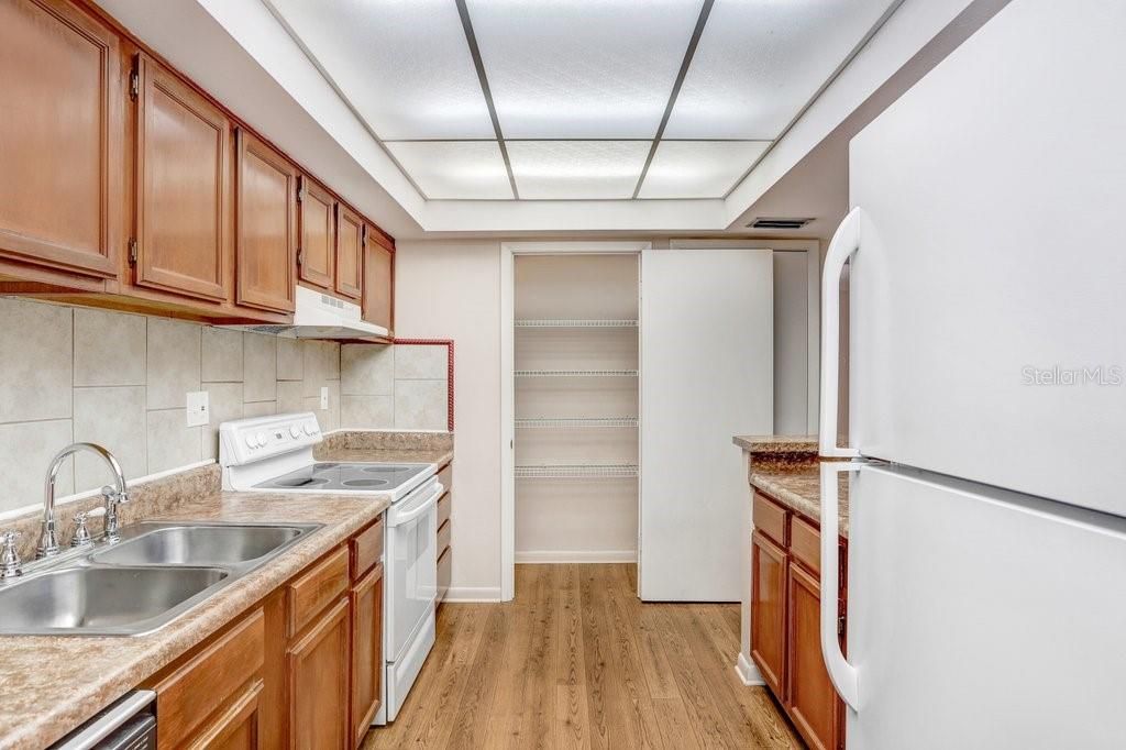 Activo con contrato: $99,000 (1 camas, 1 baños, 928 Pies cuadrados)