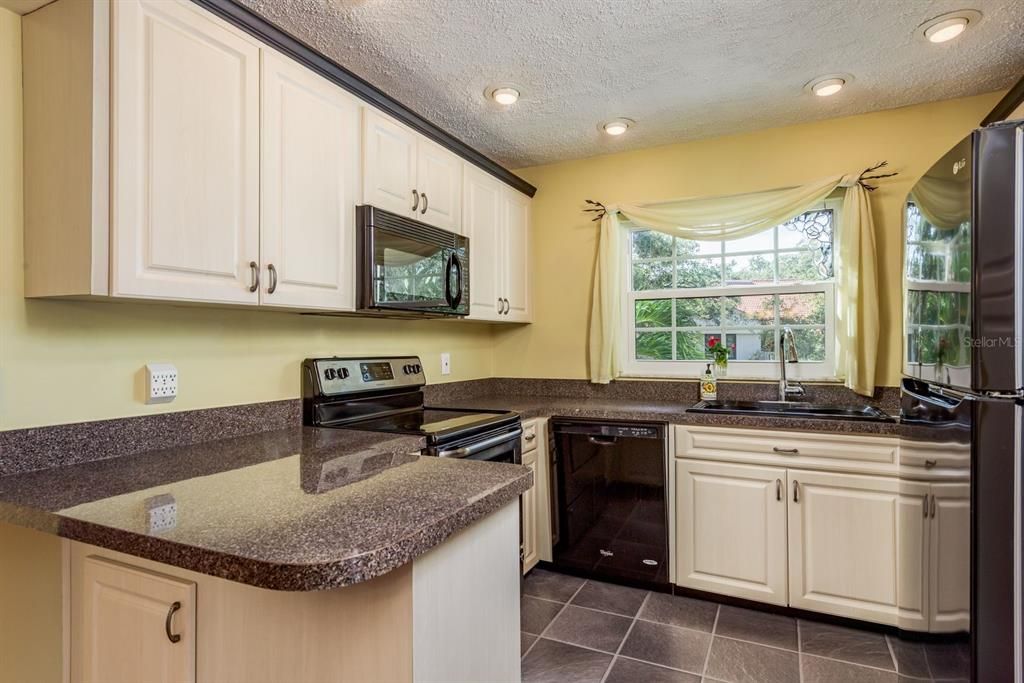 For Sale: $325,000 (2 beds, 2 baths, 1125 Square Feet)