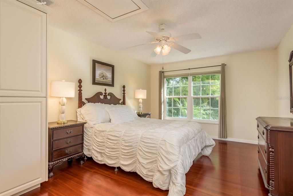 For Sale: $325,000 (2 beds, 2 baths, 1125 Square Feet)