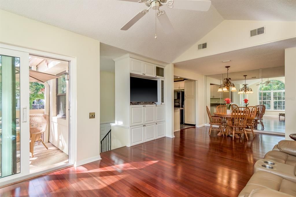 For Sale: $325,000 (2 beds, 2 baths, 1125 Square Feet)