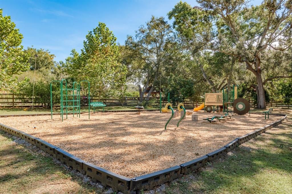 For Sale: $325,000 (2 beds, 2 baths, 1125 Square Feet)