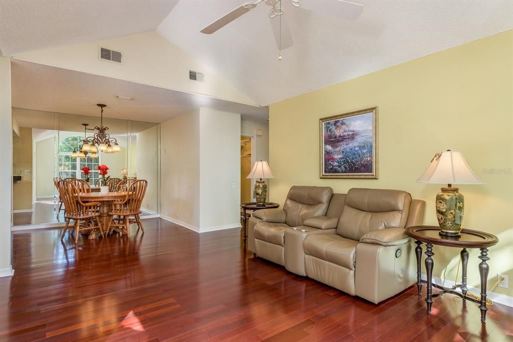 For Sale: $325,000 (2 beds, 2 baths, 1125 Square Feet)