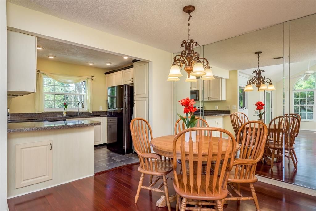 For Sale: $325,000 (2 beds, 2 baths, 1125 Square Feet)