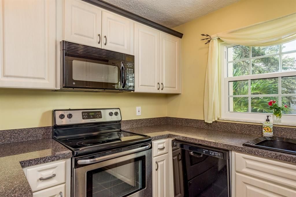 For Sale: $325,000 (2 beds, 2 baths, 1125 Square Feet)