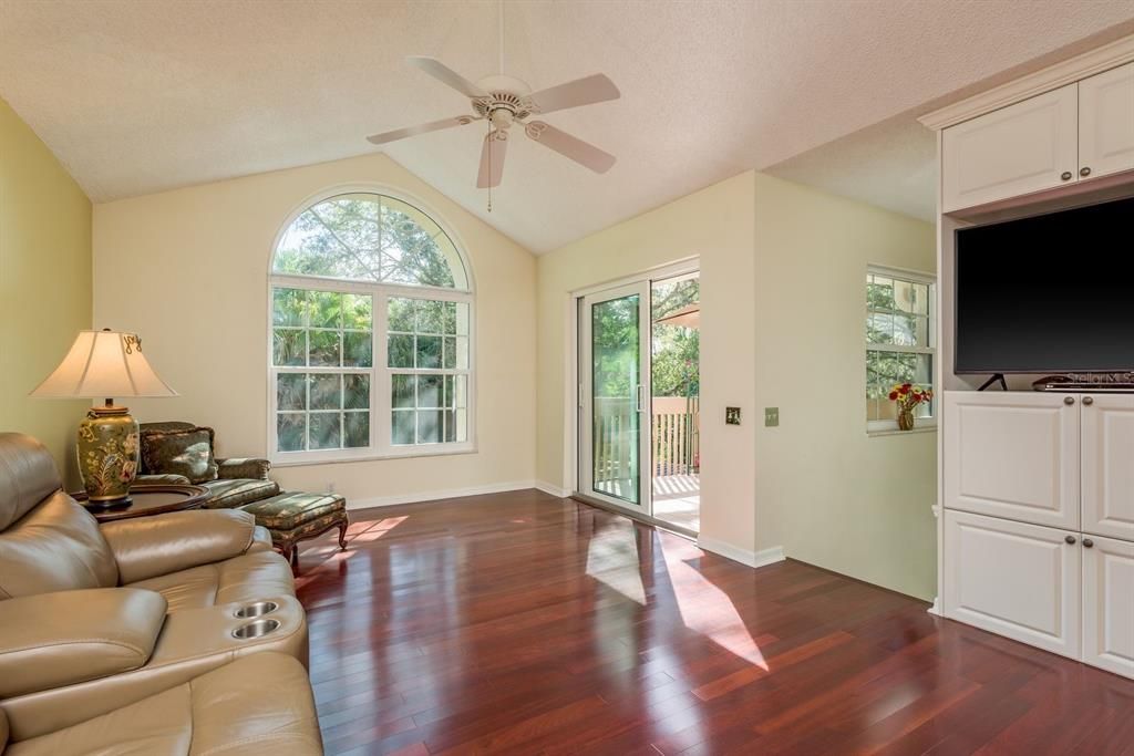 For Sale: $325,000 (2 beds, 2 baths, 1125 Square Feet)