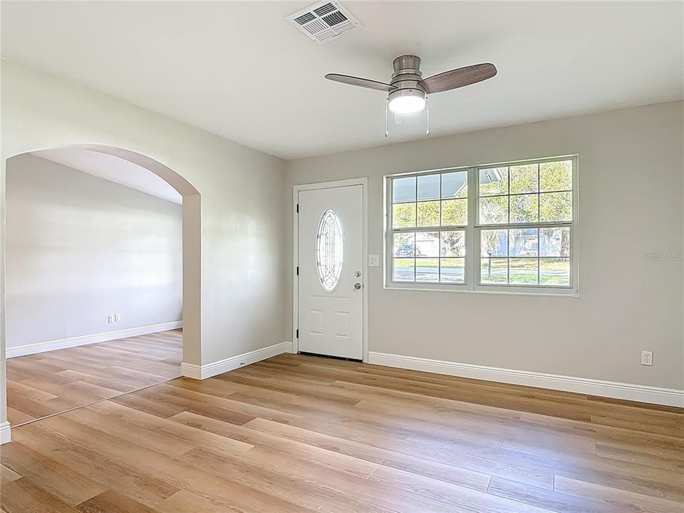 For Sale: $239,000 (3 beds, 1 baths, 1080 Square Feet)