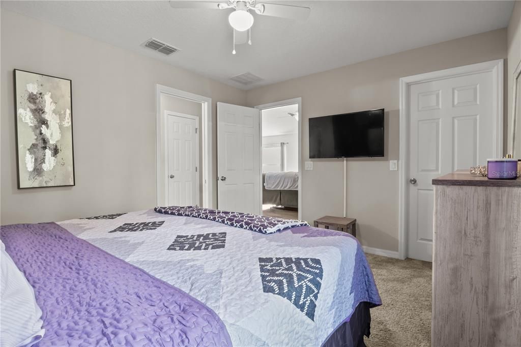 合同活跃: $270,000 (3 贝兹, 2 浴室, 1227 平方英尺)