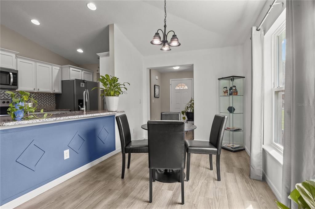 合同活跃: $270,000 (3 贝兹, 2 浴室, 1227 平方英尺)