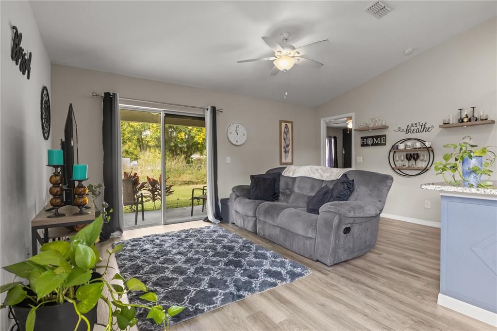 合同活跃: $270,000 (3 贝兹, 2 浴室, 1227 平方英尺)