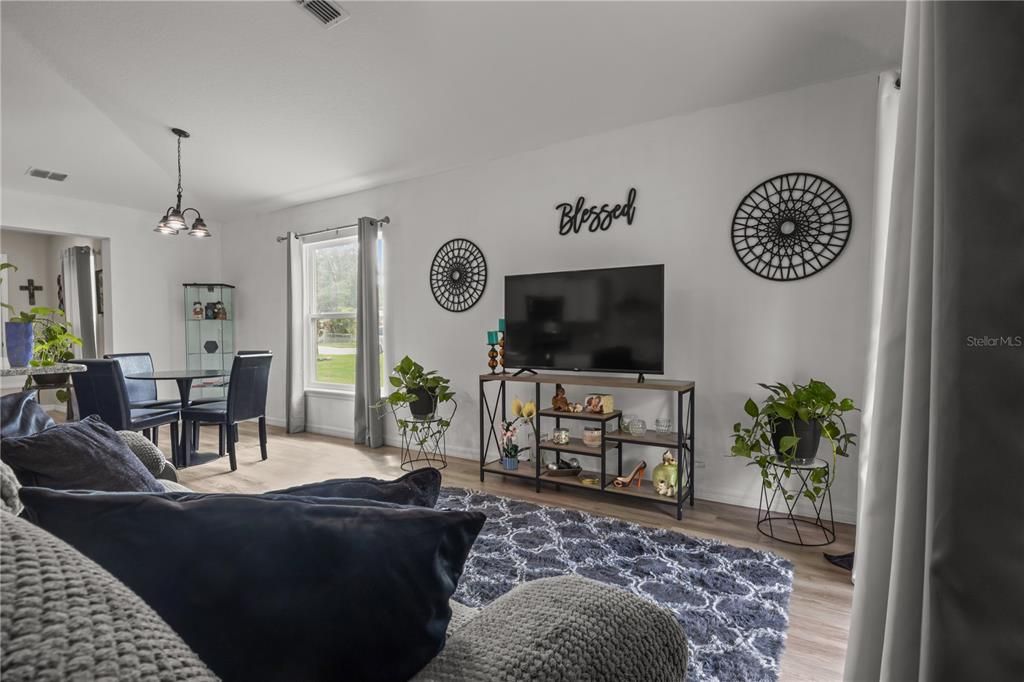 合同活跃: $270,000 (3 贝兹, 2 浴室, 1227 平方英尺)