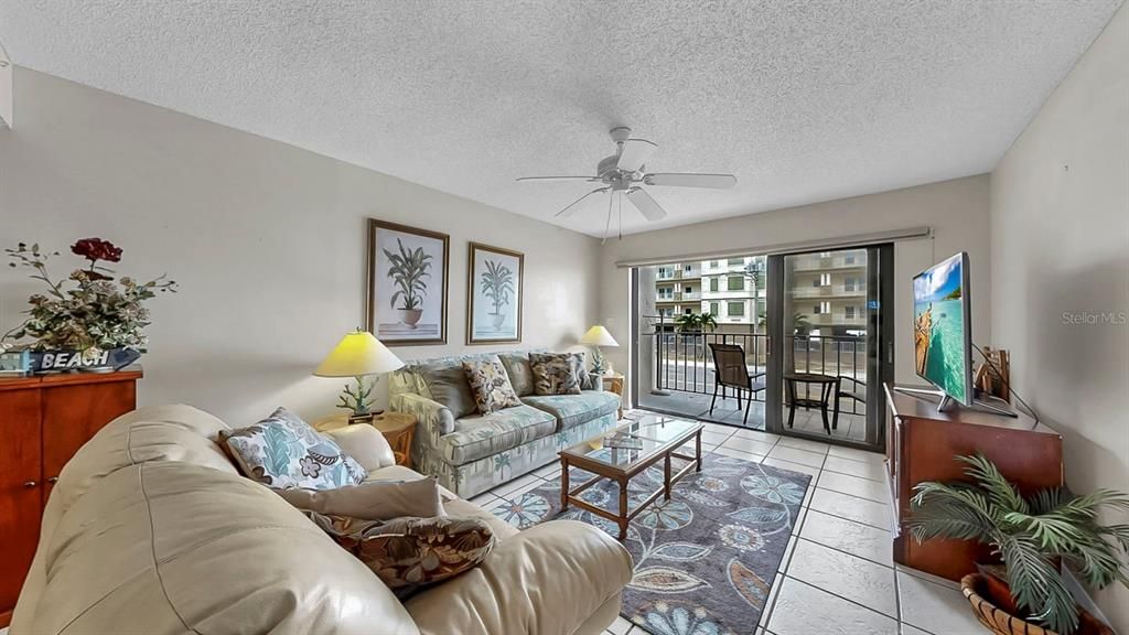 合同活跃: $395,000 (1 贝兹, 1 浴室, 840 平方英尺)