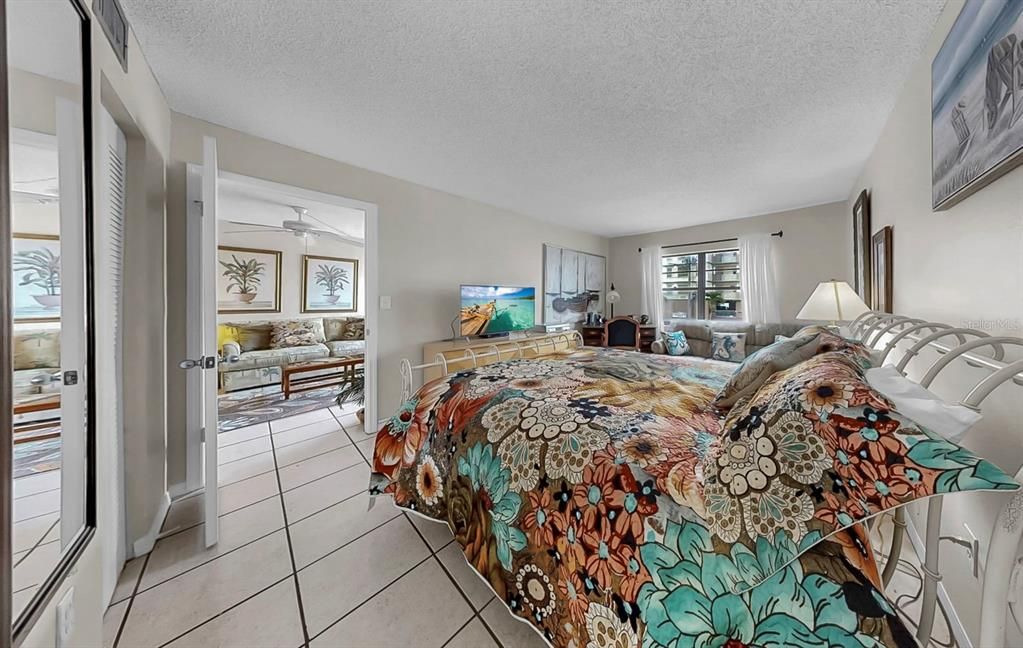 合同活跃: $395,000 (1 贝兹, 1 浴室, 840 平方英尺)