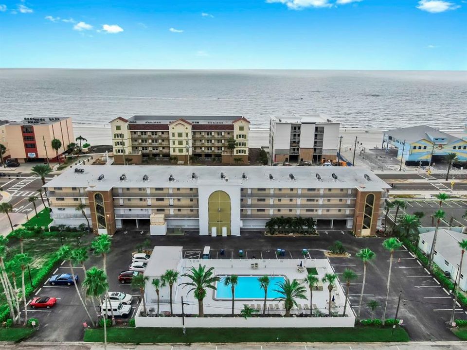 合同活跃: $395,000 (1 贝兹, 1 浴室, 840 平方英尺)