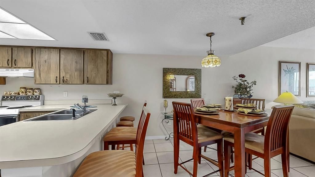 合同活跃: $395,000 (1 贝兹, 1 浴室, 840 平方英尺)