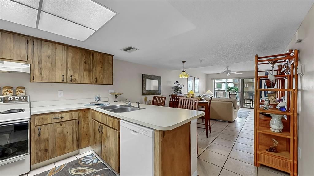 合同活跃: $395,000 (1 贝兹, 1 浴室, 840 平方英尺)