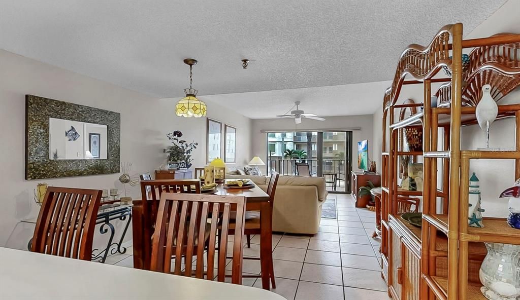 合同活跃: $395,000 (1 贝兹, 1 浴室, 840 平方英尺)