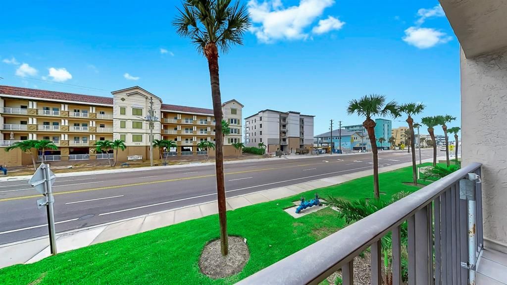 合同活跃: $395,000 (1 贝兹, 1 浴室, 840 平方英尺)