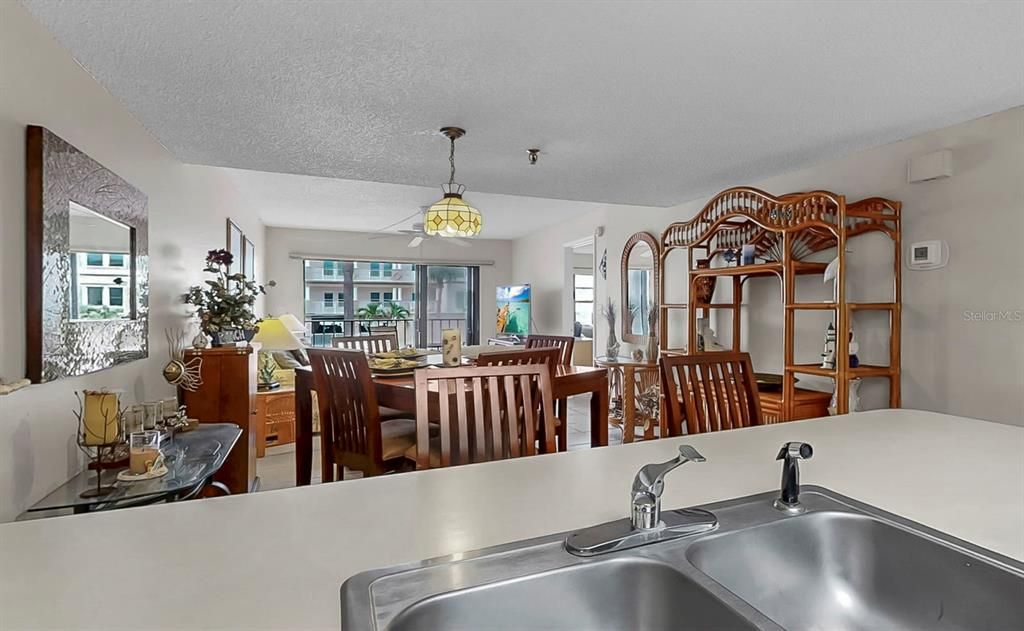 合同活跃: $395,000 (1 贝兹, 1 浴室, 840 平方英尺)