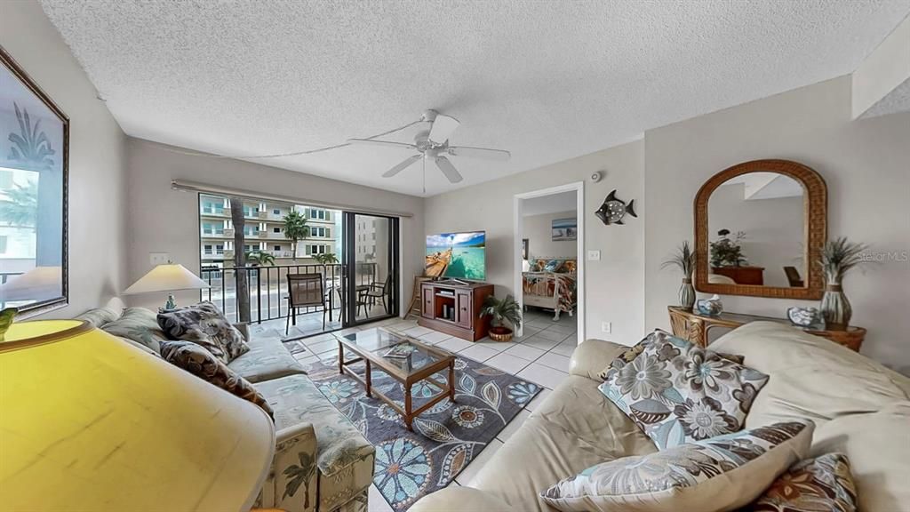 合同活跃: $395,000 (1 贝兹, 1 浴室, 840 平方英尺)