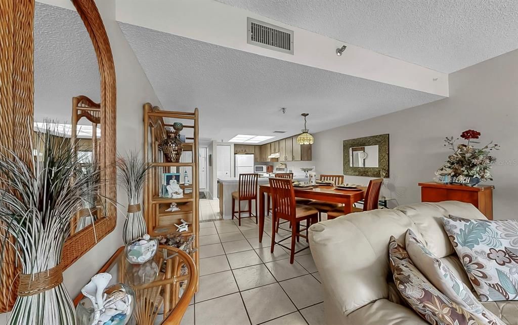 合同活跃: $395,000 (1 贝兹, 1 浴室, 840 平方英尺)