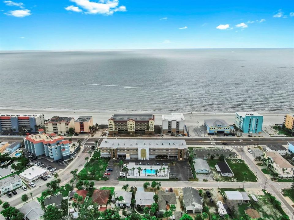 合同活跃: $395,000 (1 贝兹, 1 浴室, 840 平方英尺)