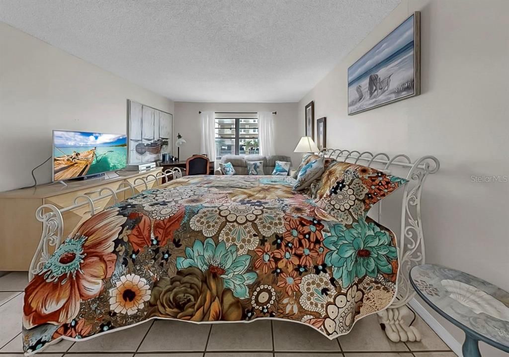 合同活跃: $395,000 (1 贝兹, 1 浴室, 840 平方英尺)