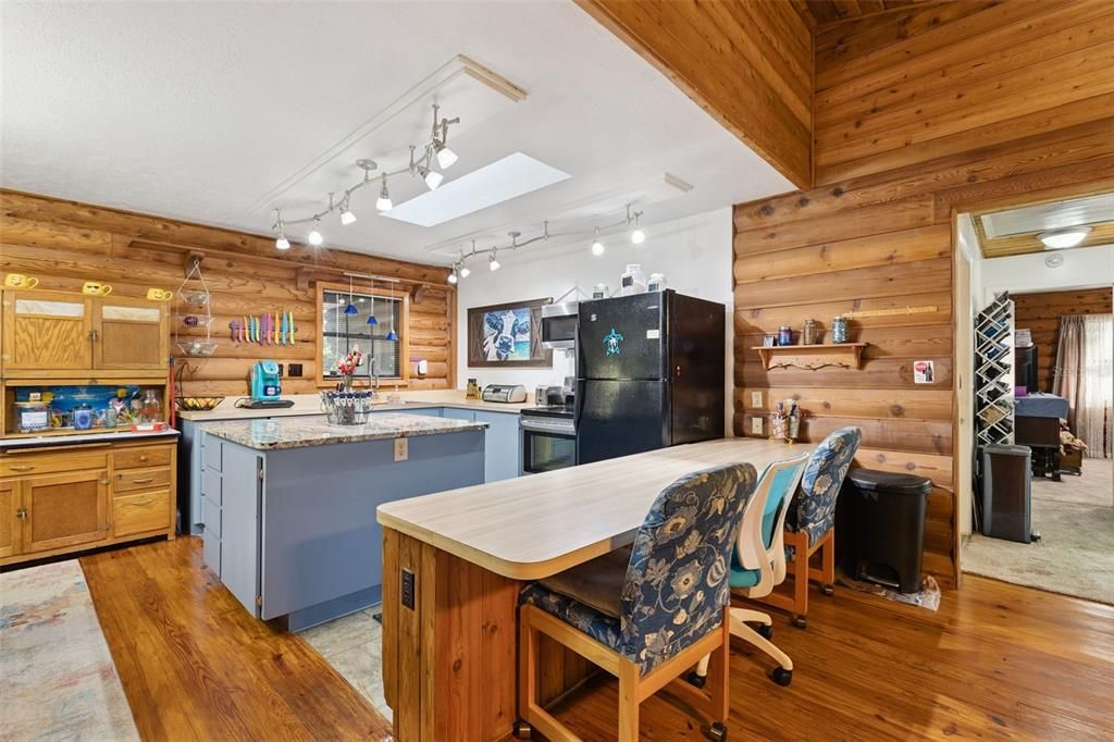 Active With Contract: $325,000 (2 beds, 2 baths, 1704 Square Feet)