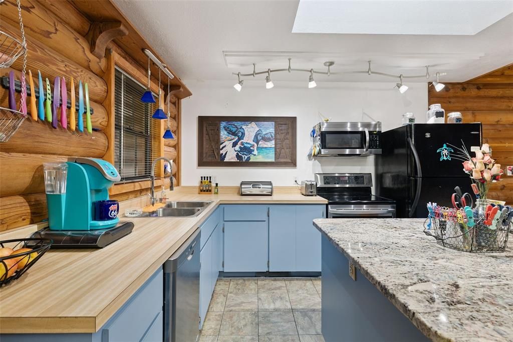 Active With Contract: $325,000 (2 beds, 2 baths, 1704 Square Feet)