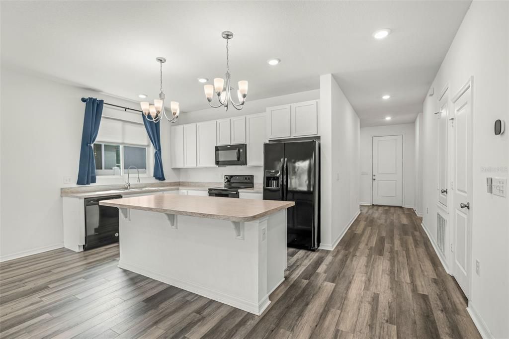 На продажу: $329,999 (4 спален, 2 ванн, 1701 Квадратных фут)