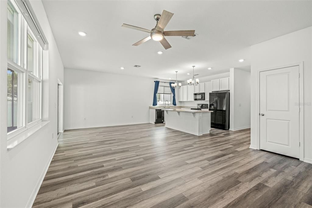 На продажу: $329,999 (4 спален, 2 ванн, 1701 Квадратных фут)