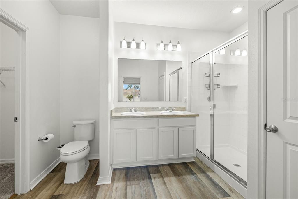 На продажу: $329,999 (4 спален, 2 ванн, 1701 Квадратных фут)